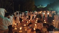 Melansir laman resmi Kementerian Agama RI, kemenag.go.id, festival lampion ini merupakan bagian dari rangkaian perayaan Tri Suci Waisak 2566 Tahun Buddhist. Ratusan lampion yang dinyalakan simbol kesediaan umat Buddha untuk menyalakan cahaya perdamaian.