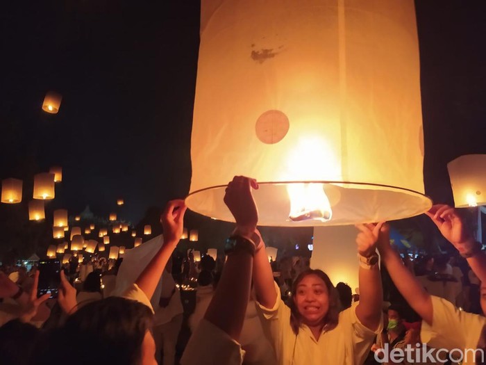 Penerbangan lampion Waisak di Candi Borobudur, Senin (16/5/2022).