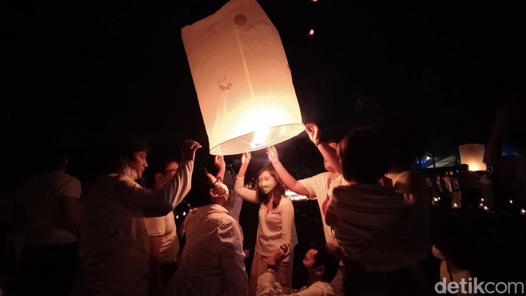 Lampion Waisak Kembali Hiasi Langit Borobudur Usai 2 Tahun Absen