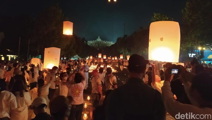 Penerbangan lampion Waisak di Candi Borobudur, Senin (16/5/2022). Penerbangan lampion Waisak di Candi Borobudur, Senin (16/5/2022).