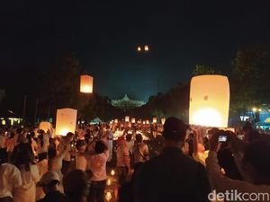 Syahdu! Lampion Terbang Lagi dari Pelataran Candi Borobudur Saat Waisak