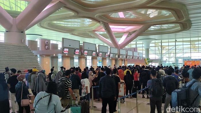 Penumpang antre di konter check in di Yogyakarta International Airport (YIA), Senin (16/5/2022).