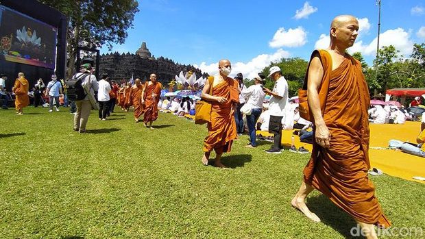 Perayaan detik-detik Waisak di pelatara Candi Borobudur, Kabupaten Magelang, Senin (16/5/2022).