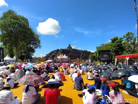 Perayaan detik-detik Waisak di pelatara Candi Borobudur, Kabupaten Magelang, Senin (16/5/2022).