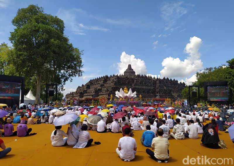 Perayaan detik-detik Waisak di pelataran Candi Borobudur, Kabupaten Magelang, Senin (16/5/2022).
