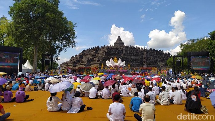 Perayaan detik-detik Waisak di pelataran Candi Borobudur, Kabupaten Magelang, Senin (16/5/2022).