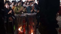 Warga tampak berdoa.