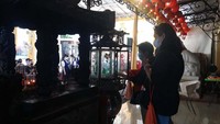 Perayaan Waisak ini dipimpin oleh Yang Mulia Biksu Aryamaitri Mahasthawira.