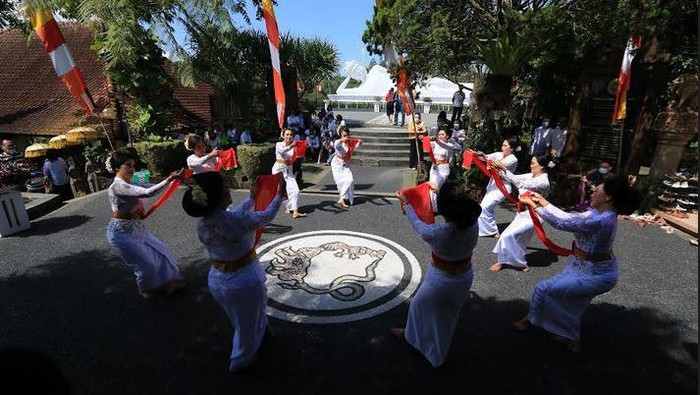 Persembahan Tari Rejang Siwa Prastuti dalam perayaan hari raya Waisak di Vihara Dharma Giri, Kecamatan Pupuan, Tabanan, Senin (16/5/2022).