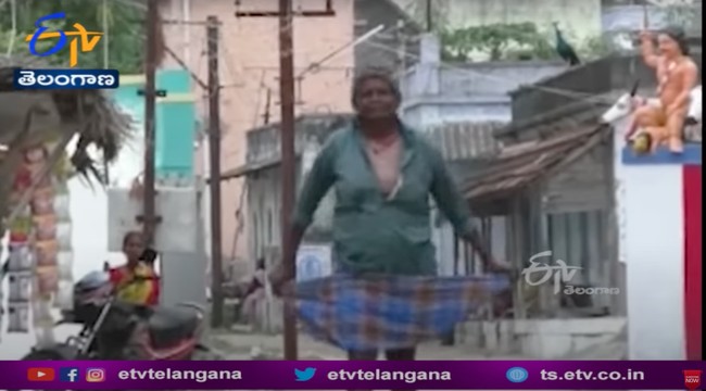 Dilansir dari India Today, usai menikah, wanita bernama Petchiammal itu mengalami beberapa bulan yang sulit. Hanya 15 hari setelah pernikahan, suaminya, Siva meninggal dunia. Saat itu Petchiammal sendiri masih berusia 20 tahun dan sedang hamil. Foto: YouTube/ETV Telangana