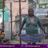 Dilansir dari India Today, usai menikah, wanita bernama Petchiammal itu mengalami beberapa bulan yang sulit. Hanya 15 hari setelah pernikahan, suaminya, Siva meninggal dunia. Saat itu Petchiammal sendiri masih berusia 20 tahun dan sedang hamil. Foto: YouTube/ETV Telangana