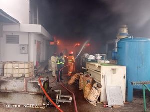 Kebakaran Pabrik di Jababeka Asap Hitam Membubung Tinggi