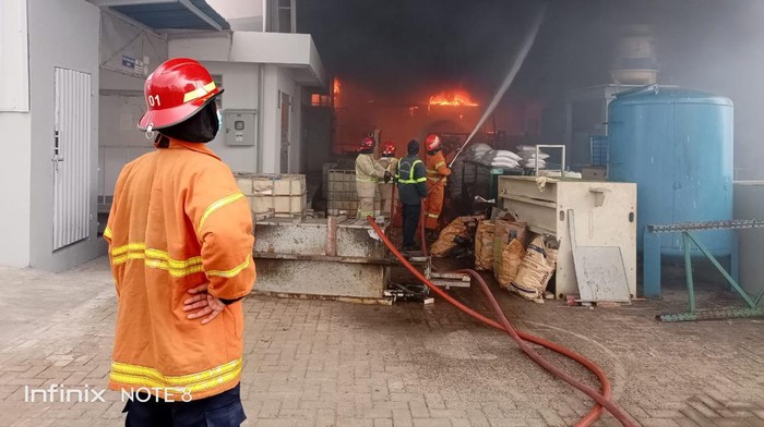 Petugas Damkar memadamkan api di kawasan Jababeka, Senin (16/5/2022).