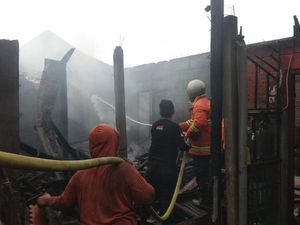Cucu Lupa Matikan Kompor, Rumah Warga Busungbiu Ludes Terbakar
