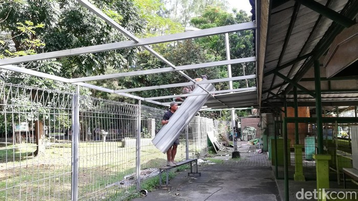 Pedagang di Shelter Stadion Manahan membongkar lapak, Senin (16/5/2022).
