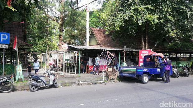 Pedagang di Shelter Stadion Manahan membongkar lapak, Senin (16/5/2022).