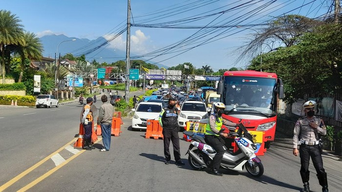 Polisi Berlakukan One Way Puncak Bogor