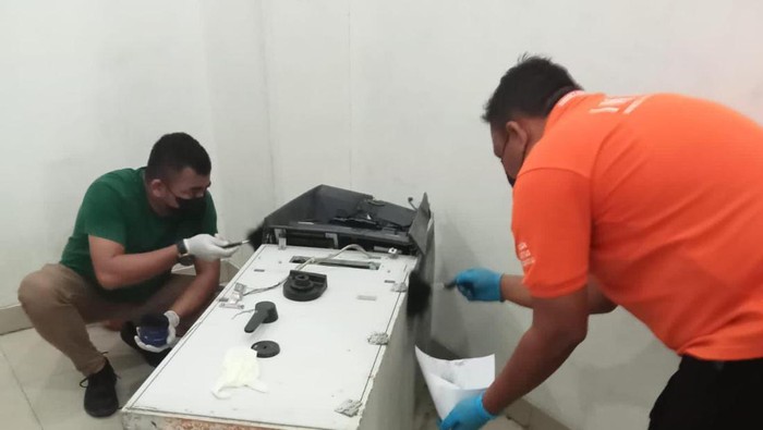 Polisi melakukan olah TKP pembobolan mesin ATM di Banda Aceh