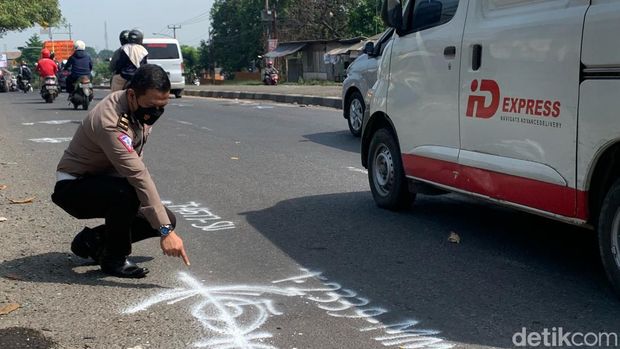 Polisi Olah TKP Kecelakaan Maut di Karawang