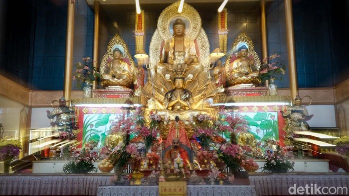 Hari Raya Waisak 2022 atau 2566 BE jatuh pada tanggal 16 Mei 2022. Umat Buddha melaksanakan ibadah di Vihara Avalokitesvara, Tangerang Selatan.
