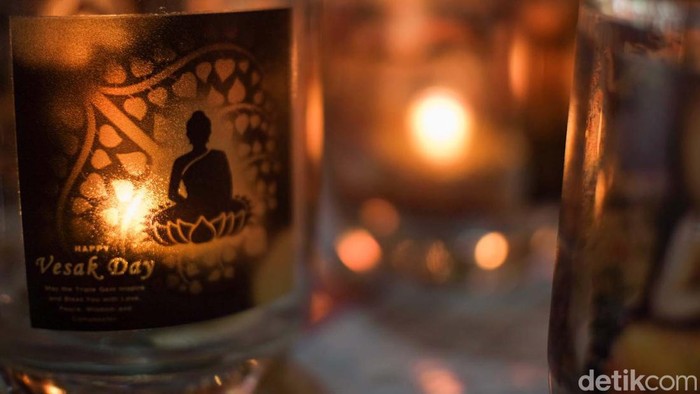 Hari Raya Waisak 2022 atau 2566 BE jatuh pada tanggal 16 Mei 2022. Umat Buddha melaksanakan ibadah di Vihara Avalokitesvara, Tangerang Selatan.