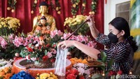 Ibadah Waisak di Vihara Avalokitesvara kembali digelar offline setelah sebelumnya secara online karena pandemi COVID-19.