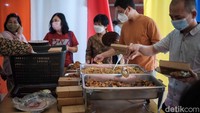 Hidangan makanan disajikan seusai ibadah Waisak.