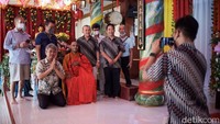 Warga berfoto seusai ibadah Waisak.