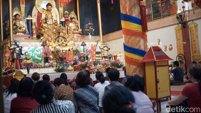 Potret Khidmat Ibadah Waisak di Vihara Avalokitesvara Tangsel Hari Raya Waisak 2022 atau 2566 BE jatuh pada tanggal 16 Mei 2022. Umat Buddha melaksanakan ibadah di Vihara Avalokitesvara, Tangerang Selatan.