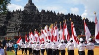 Umat Buddha mengikuti kirab pada rangkaian perayaan Tri Suci Waisak 2566 BE/2022 dari Candi Mendut menuju Candi Borobudur, Magelang, Jateng, Senin (16/5/2022). ANTARA FOTO/Anis Efizudin. 