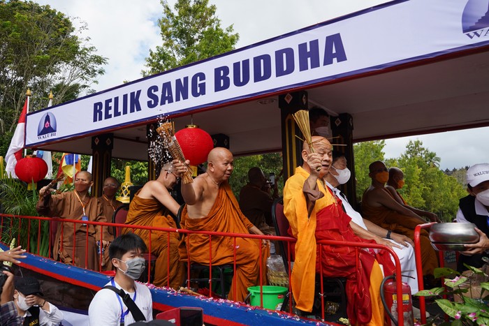 Perayaan Tri Suci Waisak 2566 BE/2022 digelar di berbagai daerah RI. Sempat ditiadakan imbas pandemi, kirab Waisak di kawasan Candi Borobudur pun digelar lagi.