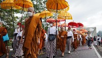 Sempat ditiadakan selama dua tahun imbas pandemi COVID-19, kirab Waisak kembali digelar dan diikuti ribuan umat Buddha dari berbagai daerah. ANTARA FOTO/Anis Efizudin.