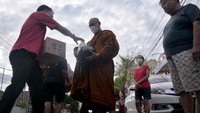 Warga memberikan derma kepada biksu saat prosesi pindapatta pada rangkaian perayaan Tri Suci Waisak 2566 BE/2022 di Manado, Sulawesi Utara, Senin (16/5/2022). ANTARA FOTO/Adwit B Pramono.