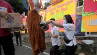 Melalui prosesi tersebut umat Buddha berharap mendapatkan kemakmuran dalam kehidupan mereka. ANTARA FOTO/Adwit B Pramono.