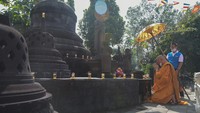 Bikkhu Dhammiko menyalakan dupa di depan replika stupa Borobudur dalam rangkaian upacara perayaan detik-detik Waisak 2566 BE/2022 di vihara Vipassana Kusalacitta, Bekasi, Jawa Barat Senin (16/5/2022). ANTARA FOTO/Paramayuda.