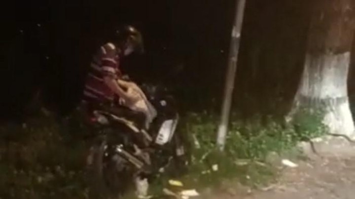 Pria yang diduga pamer kelamin di Wonogiri, Senin (16/5/2022).