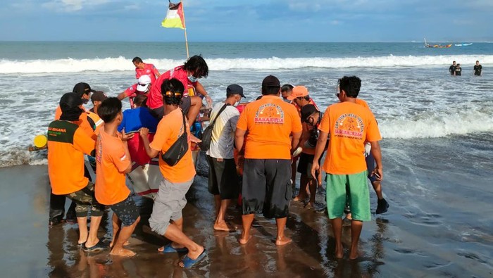 Proses evakuasi mayat wisatawan di Pantai Pangandaran.
