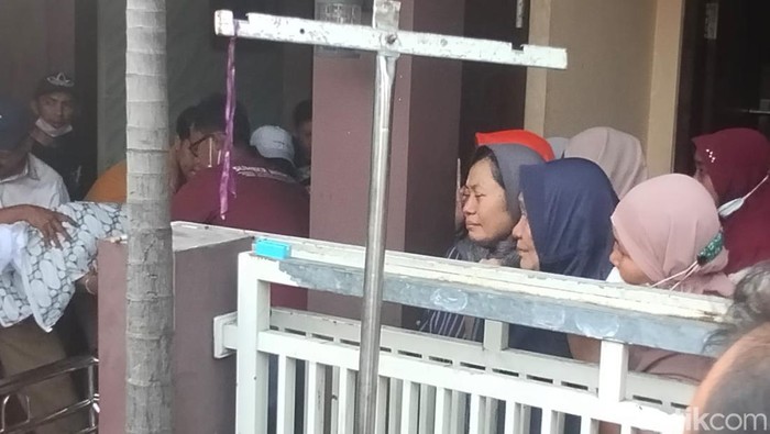 Proses pemakaman Ainur Rofiq salah satu keluarga korban bus tabrak tiang VMS