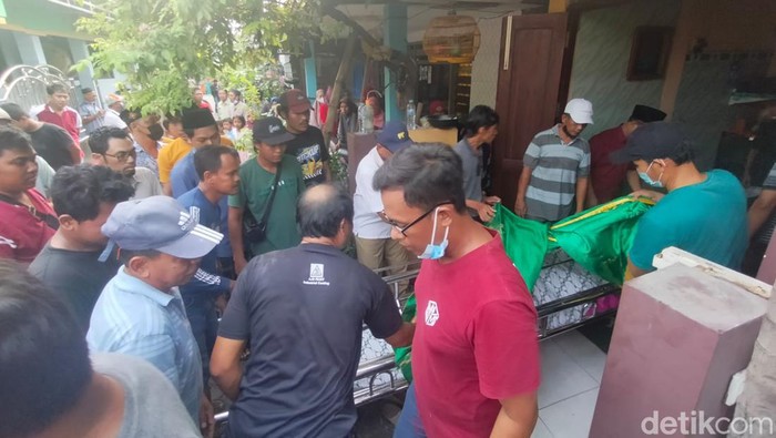 Proses pemakaman Ainur Rofiq salah satu keluarga korban bus tabrak tiang VMS