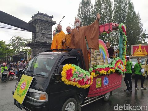 Prosesi kirab dari Candi Mendut menuju Borobudur dalam rangkaian Perayaan Waisak 2566 BE, Senin (16/5/2022).