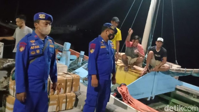Satpolair Polres Situbondo merazia perahu dan kapal di Pelabuhan Kalbut. Razia dilakukan untuk meminimalisir penyebaran wabah PMK.