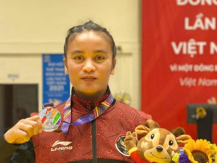 Rosalina Simanjuntak saat menunjukkan medali perak yang diraih di Sea Games 2021 Vietnam.
