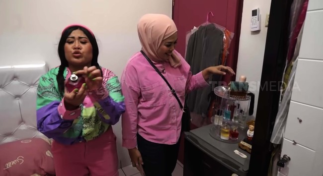 Elly Sugigi juga memiliki koleksi parfum mahal di kamarnya. Sama seperti barang-barang lain di rumahnya, parfum-parfum tersebut ada yang dibelinya pakai uang pribadi, ada juga hasil endorse. Foto: Dok. Screenshoot YouTube TRANS7 OFFICIAL