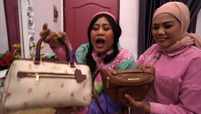 Elly Sugigi pun memperlihatkan pada Boyen detail isi rumahnya yang didapat dari kerja keras sebagai koordinator penonton bayaran dan endorse. Pada ruang tamu rumahnya ada lemari khusus berisi tas miliknya. Tas tersebut berharga jutaan rupiah. Kata Elly tas-tas itu ada yang didapatnya dari endorse, ada juga pemberian dari rekan artis seperti Annisa Bahar. Foto: Dok. Screenshoot YouTube TRANS7 OFFICIAL