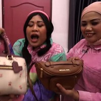 Elly Sugigi pun memperlihatkan pada Boyen detail isi rumahnya yang didapat dari kerja keras sebagai koordinator penonton bayaran dan endorse. Pada ruang tamu rumahnya ada lemari khusus berisi tas miliknya. Tas tersebut berharga jutaan rupiah. Kata Elly tas-tas itu ada yang didapatnya dari endorse, ada juga pemberian dari rekan artis seperti Annisa Bahar. Foto: Dok. Screenshoot YouTube TRANS7 OFFICIAL