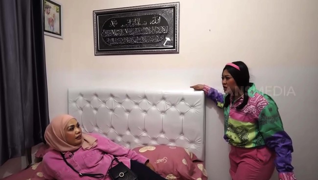 Berawal dari jadi penonton bayaran, Elly Sugigi kemudian sukses menjadi kooordinator penonton alay. Pada masa terbaiknya sebagai koordinator penonton bayaran, di rekeningnya uangnya mencapai Rp 500 juta. Foto: Dok. Screenshoot YouTube TRANS7 OFFICIAL