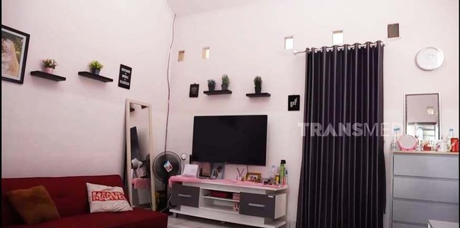 “Dulu mau ikut audisi Gong Show. Bakatnya ngupas bawang pakai gigi. Tapi ditolak. Mau pulang nggak punya ongkos. Akhirnya ditawarin mau jadi penonton nggak. Dibayar Rp 15 ribu dan nasi kotak,” kisah Elly sambil memperlihatkan rumahnya yang bernunasa pink kepada Boyen. Foto: Dok. Screenshoot YouTube TRANS7 OFFICIAL