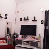 “Dulu mau ikut audisi Gong Show. Bakatnya ngupas bawang pakai gigi. Tapi ditolak. Mau pulang nggak punya ongkos. Akhirnya ditawarin mau jadi penonton nggak. Dibayar Rp 15 ribu dan nasi kotak,” kisah Elly sambil memperlihatkan rumahnya yang bernunasa pink kepada Boyen. Foto: Dok. Screenshoot YouTube TRANS7 OFFICIAL