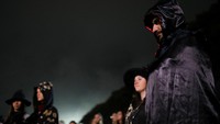 Banyak perempuan yang tidak menerima label tersebut dan akhirnya memberontak. Mereka, dengan kekuatan spiritual mereka, berusaha mengambil kembali prestise yang telah hilang.
