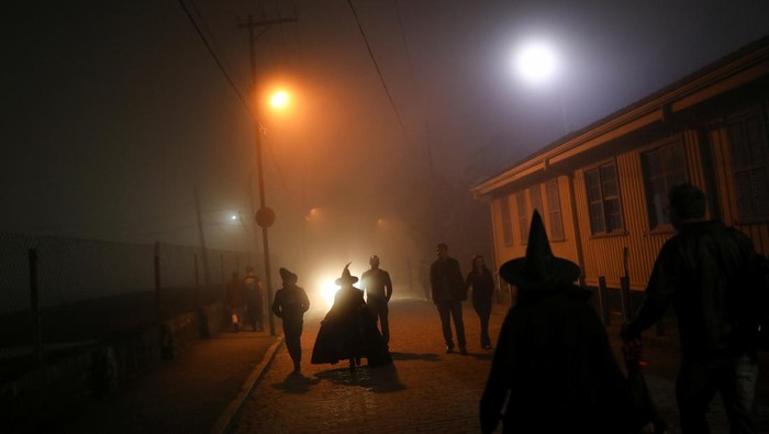 People walk on a footbridge before the opening ceremony of the Witches and Wizards Convention, on Friday the 13th at Paranapiacaba village, in Santo Andre, Brazil May 13, 2022. Picture taken May 13, 2022. REUTERS/Amanda Perobelli     TPX IMAGES OF THE DAY